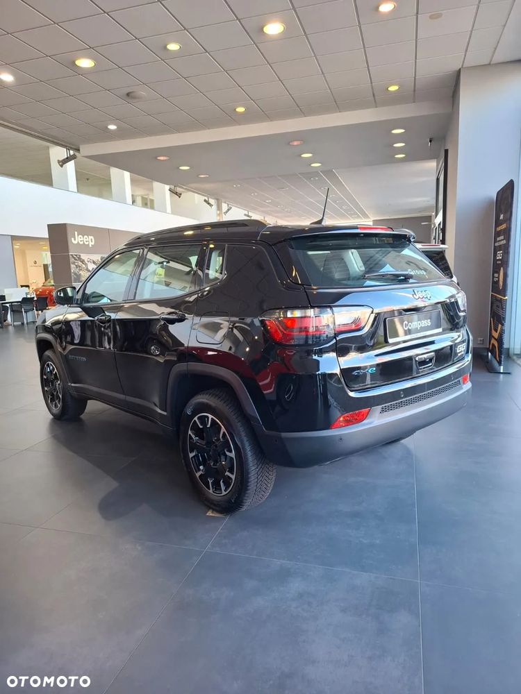 Jeep Compass ver-1-3-t4-phev-4xe-overland-s-s - 4