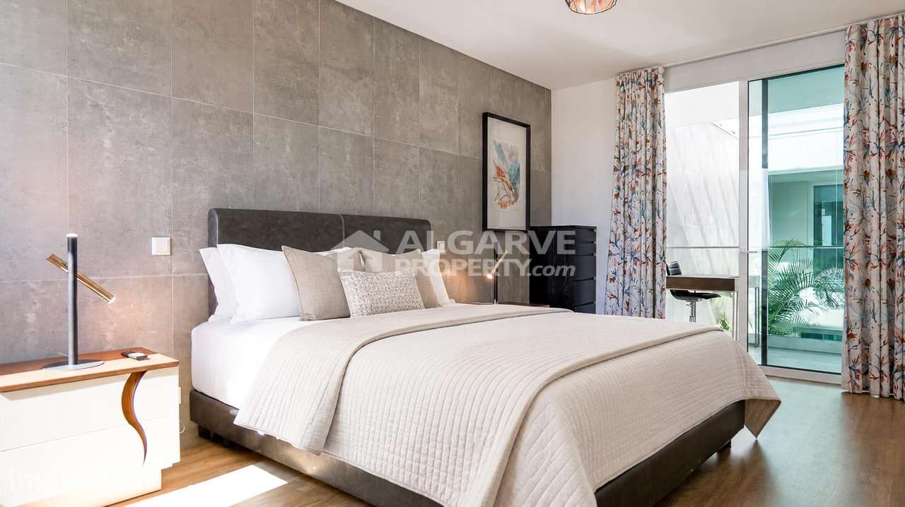 Moradia em Banda Contemporânea T3 com Jardim Privado Próximo da Marina - Grande imagem: 4/36