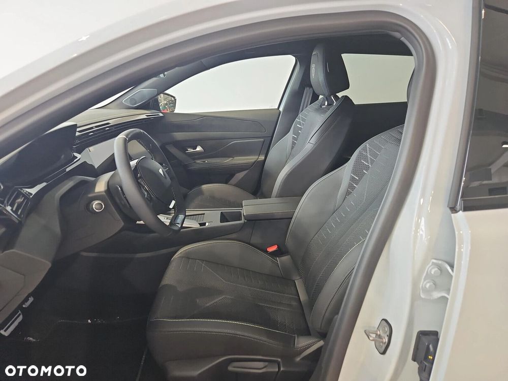 Peugeot 408 - 8