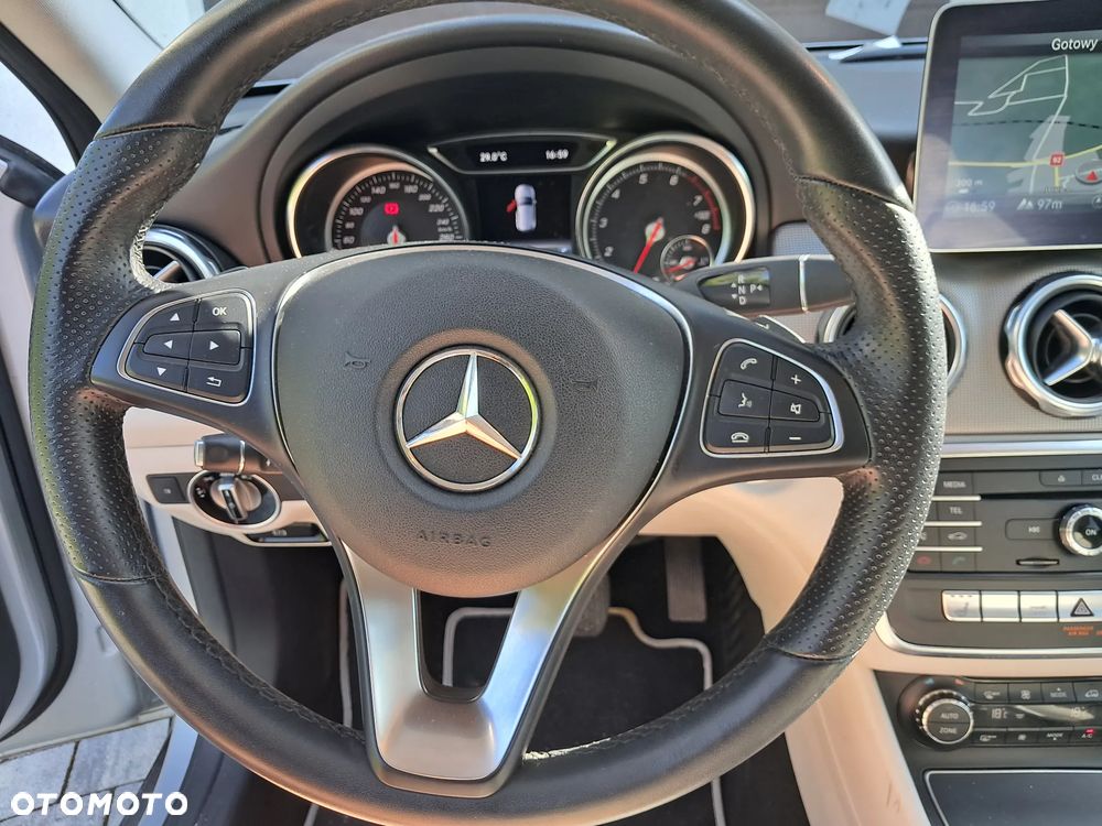 Mercedes-Benz GLA 180 7G-DCT - 9