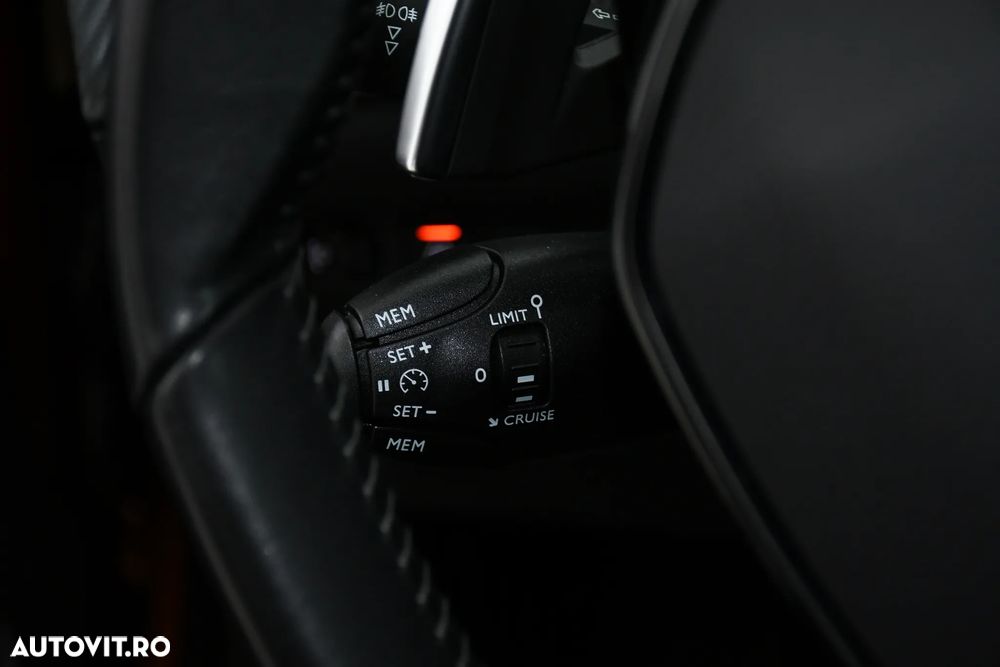 Peugeot 2008 1.2 L PureTech STT EAT8 Allure - 28