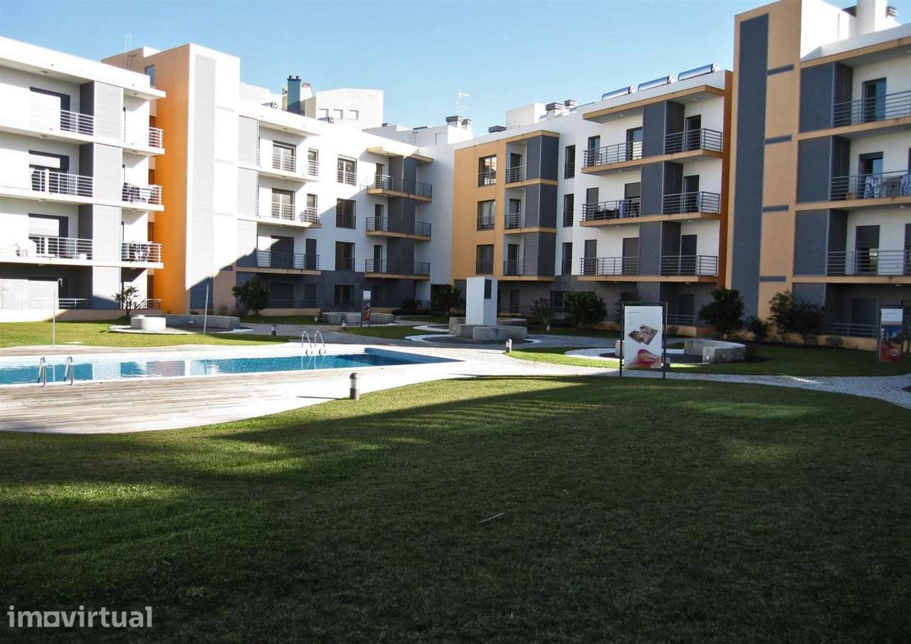 T2 com varanda, garagem e piscina em Benfica - Grande imagem: 2/14