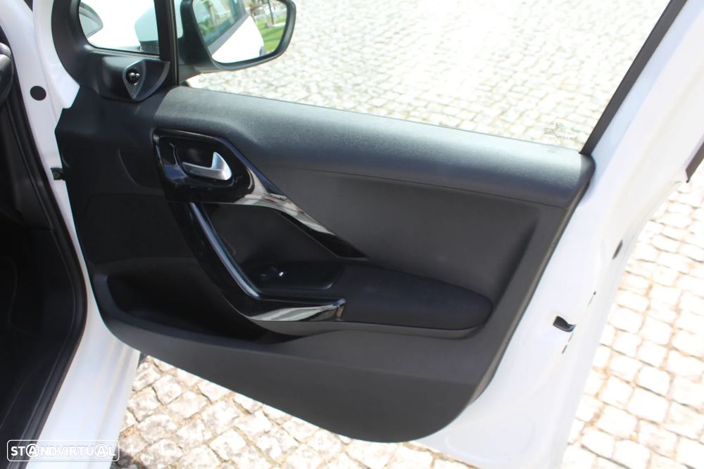 Peugeot 208 - 15