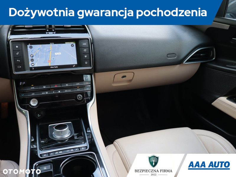 Jaguar XE - 9