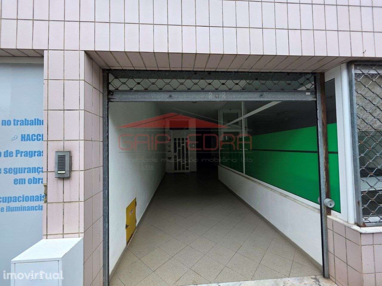 Lojas (temos 3) e garagens galeria comercial de Felgueiras - Grande imagem: 2/18