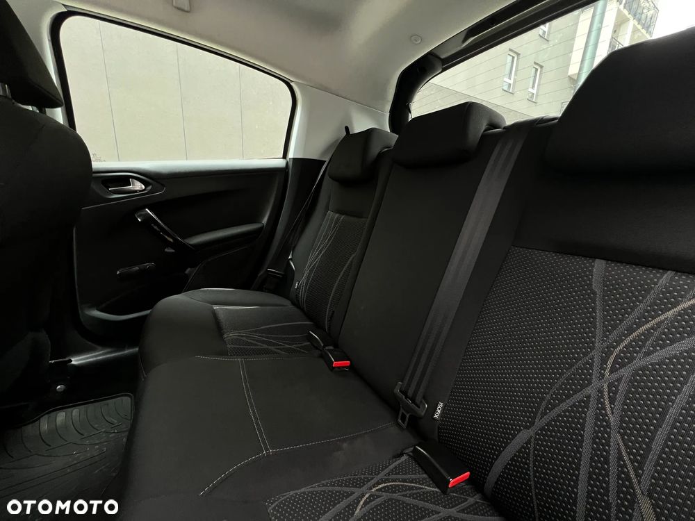 Peugeot 208 - 17