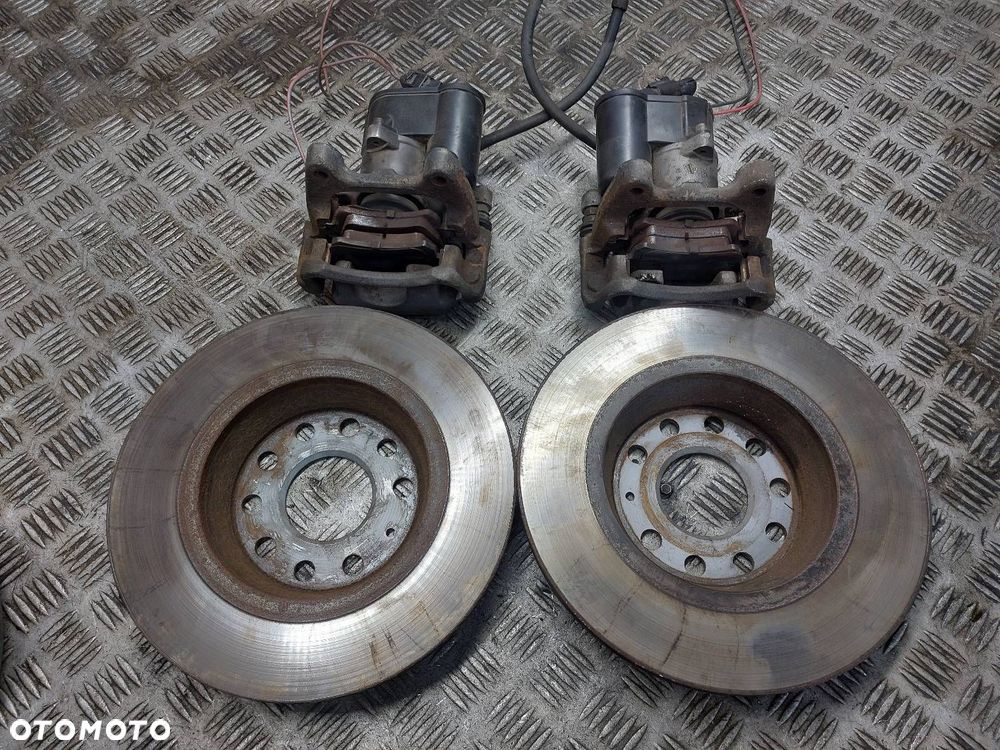 TARCZE HAMULCOWE TYŁ + KLOCKI + ZACISKI VOLKSWAGEN PASSAT B6 ID: 237352 - 2