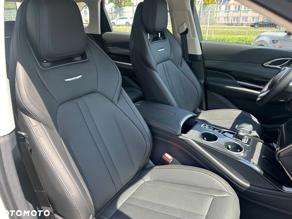 Hongqi HS3 - 12