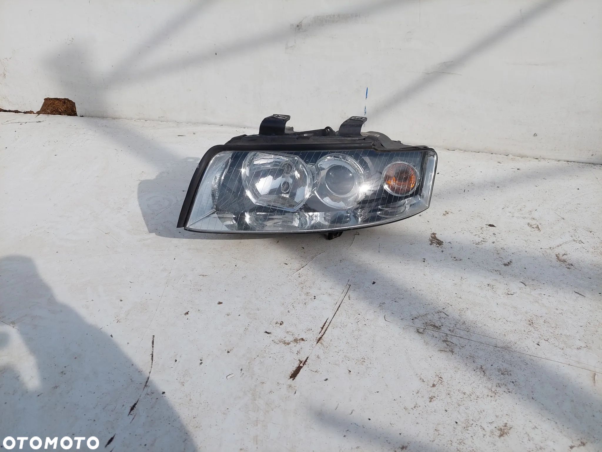 Lampa przód przednia LEWA Audi A4 B6 8E xenon - 1