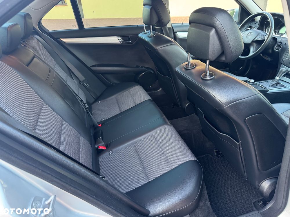 Mercedes-Benz Klasa C 180 CGI Automatik BlueEFFICIENCY Avantgarde - 26