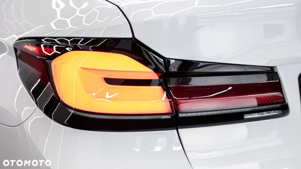 BMW Seria 5 520i mHEV - 12