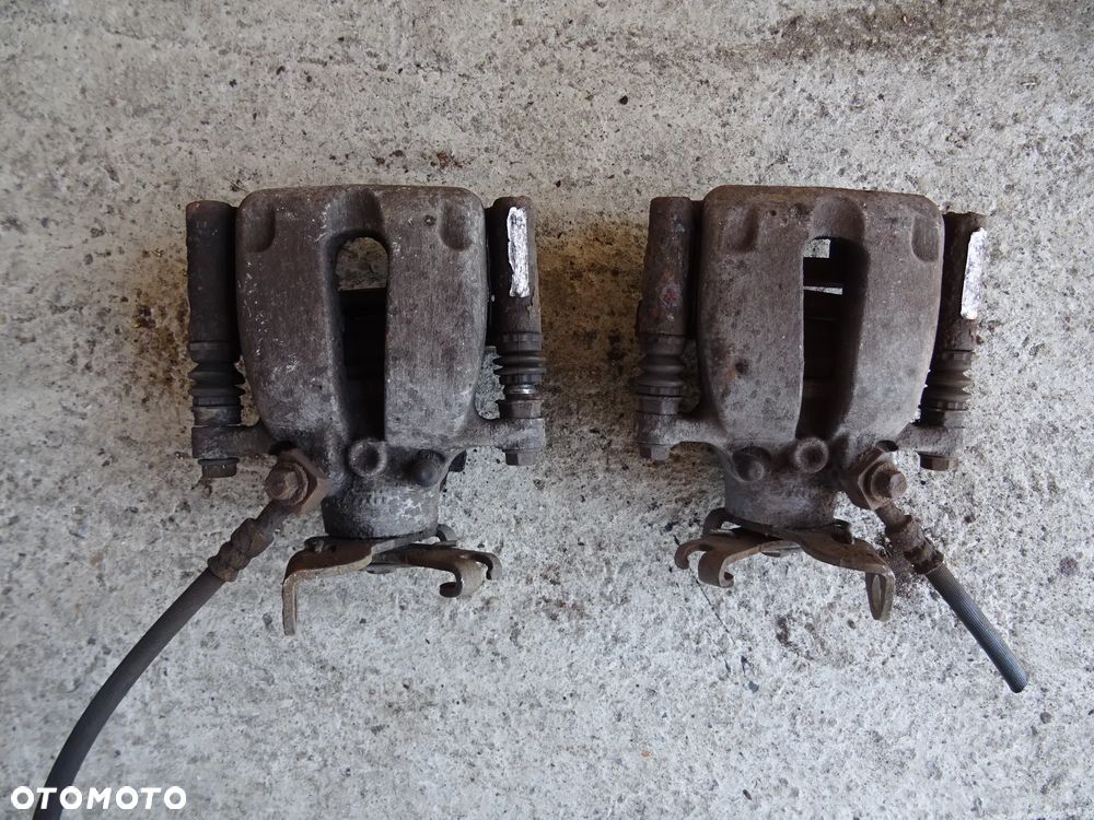 ZACISKI TYLNE ZACISK HAMULCOWY LEWY PRAWY TYŁ JARZMO OPEL INSIGNIA A - 2