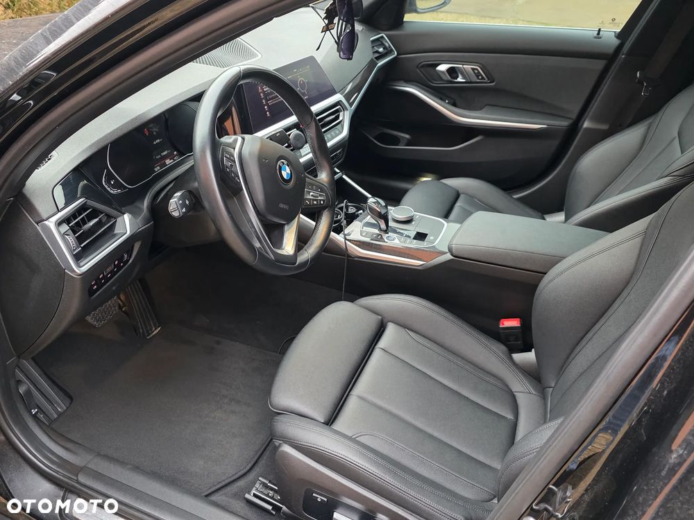 BMW Seria 3 330i Sport - 14