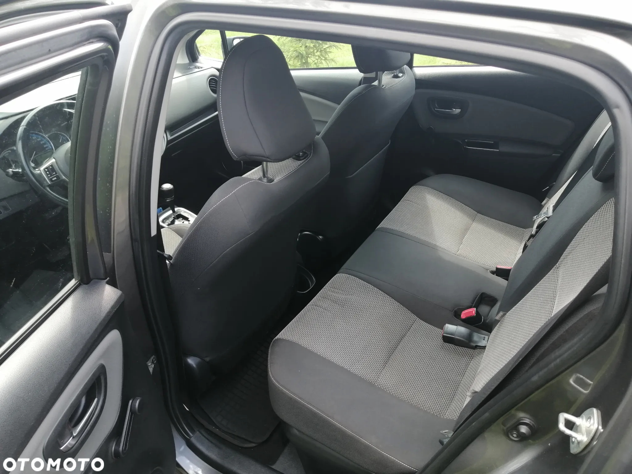 Toyota Yaris Hybrid 100 Dynamic - 8