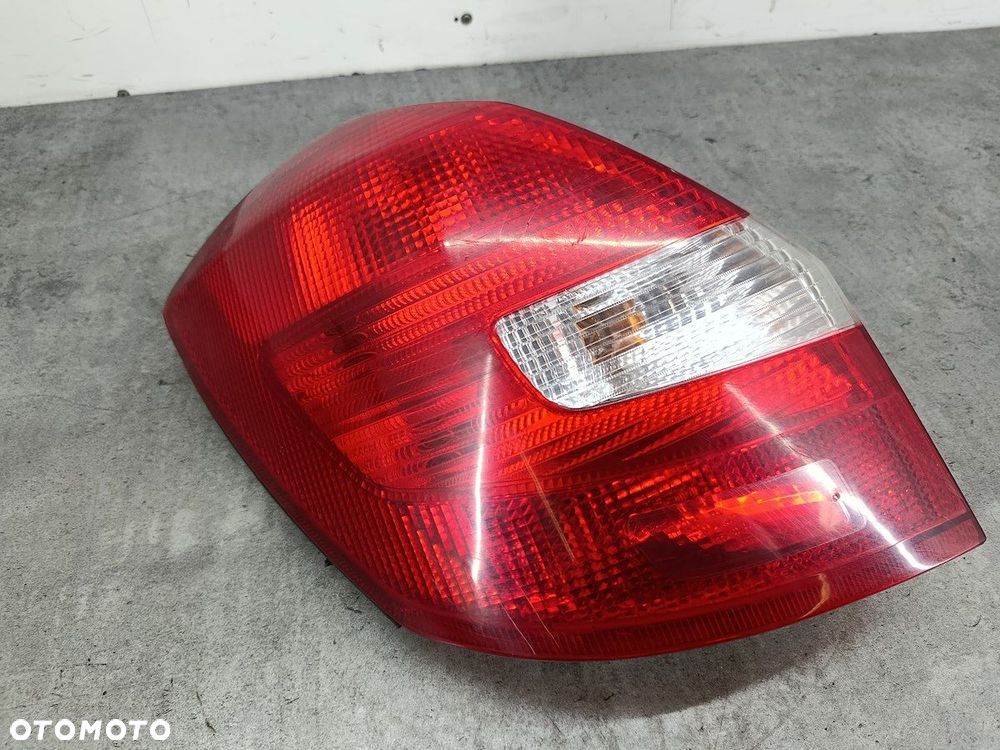 LAMPA TYLNA LEWA SKODA FABIA II 5J6945095 HATCHBACK - 1