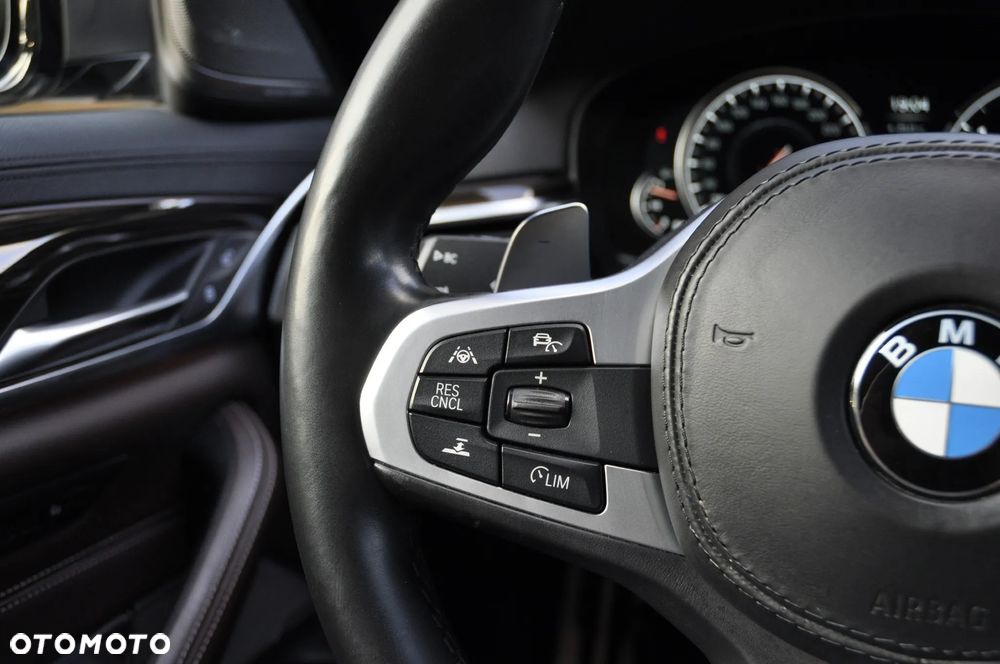 BMW Seria 5 M550i xDrive sport - 26