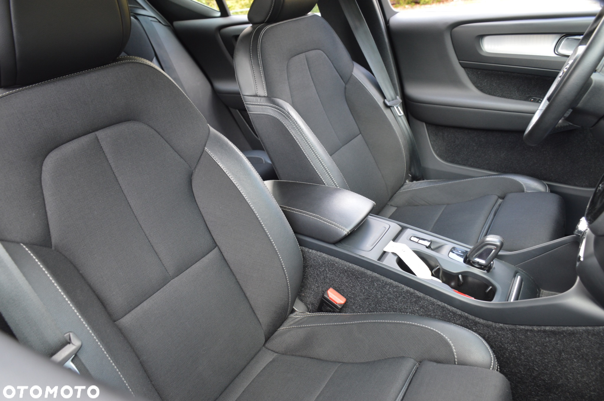 Volvo XC 40 D3 AWD Geartronic Momentum Pro - 32