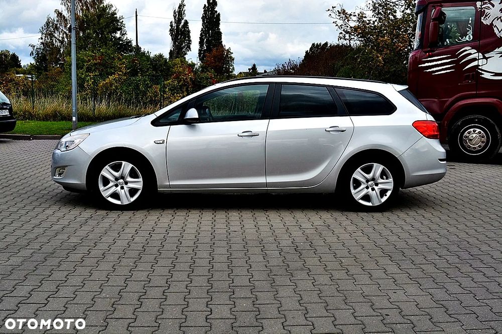 Opel Astra 2011 photo 2