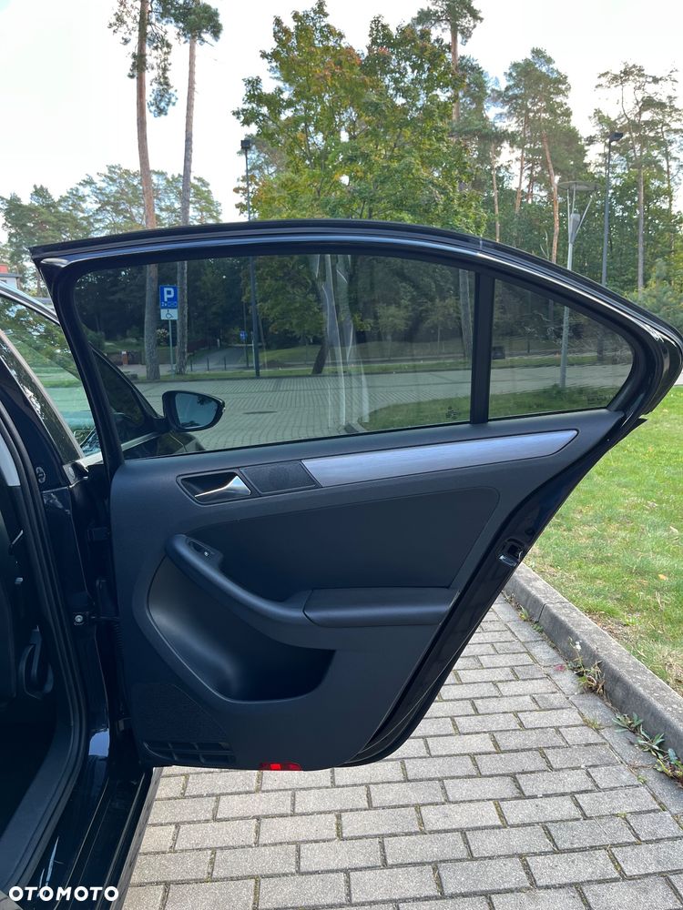 Volkswagen Jetta 2.0 TDI DPF DSG Trendline - 11