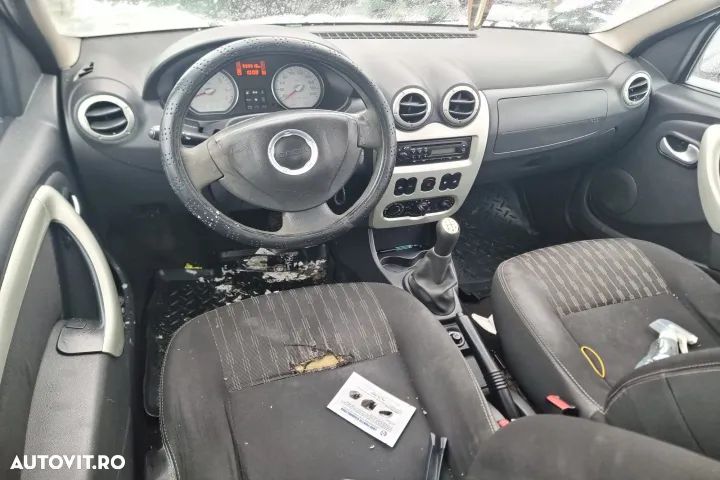 Bara spate haion portbagaj stop oglinda usa portiera stanga dreapta plansa  ceasuri bord volan panou clima bloc lumini timonerie planetara stanga dreapta Dacia Logan 1 facelift, 1.5 dci 75 cp cod K9K892 Euro 5, cutie de viteze manuala 5 trepte cod JR5351 - 4