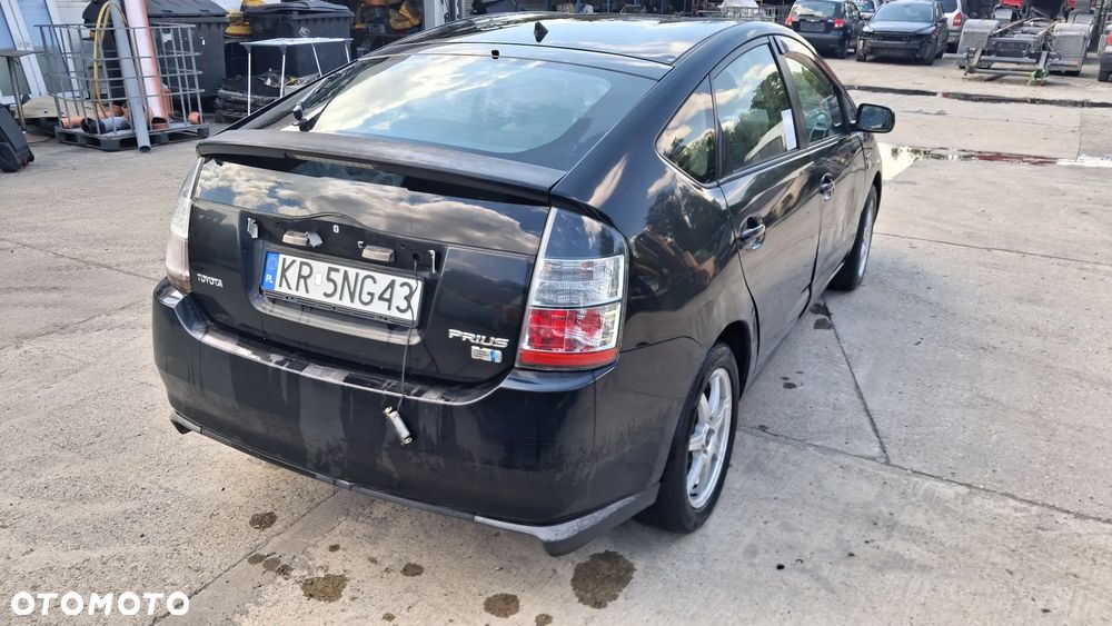 Na części Toyota Prius HYBRID silnik 1.5 112 KM 1NZ-FXE lakier 202 skrzynia automatyczna e-CVT falownik Bateria hybrydowa maska zderzak drzwi klapa szyba fotel kanapa lusterko lampa deska GWARANCJA !!! Przód Tył Zestaw Komplet Drzwi Klapa Zderzak Błotnik Maska Grill Atrapa Szyba Pas Lampa Lusterko Boczki Fotel Kanapa Kokpit Deska Rozdzielcza Przełącznik Włącznik Sterownik Przewody Wiązka Instalacja Moduł Komputer Czujnik Listwa Pompa Alternator Wtryski Głowica Rozrusznik Kompresor Sprzęgło Dwumas Silnik  Skrzynia ABS Klimatyzacji Paliwa Wspomagania Kolektor Przepustnica Zawór Chłodnica Koło Hak Belka Sanki Zawieszenie Mcpherson Półoś Amortyzator Wydech Tłumik Zacisk Most - 4