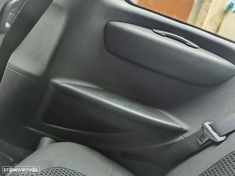 Citroën C4 1.6 HDi 110 VTR - 6