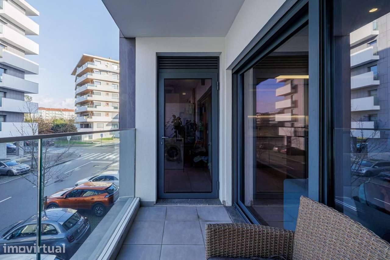 T2 SEMINOVO COM VARANDA, SUÍTE E GARAGEM | RAMALDE, PORTO - Grande imagem: 5/24