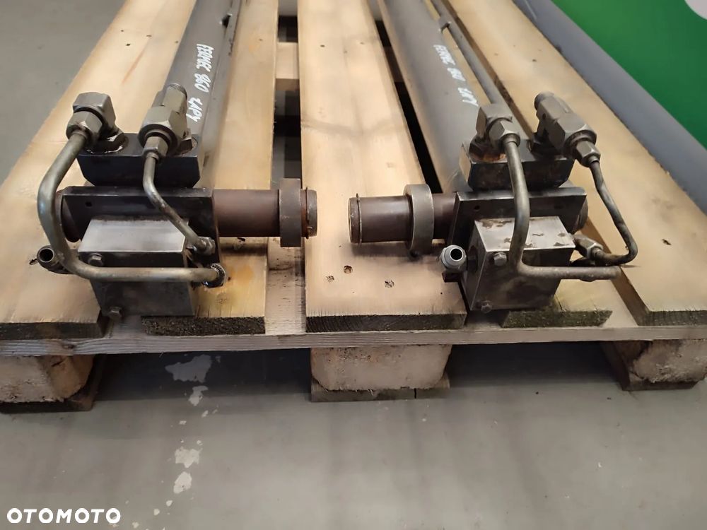 Siłownik hydrauliczny wychyłu przedniego ramienia FERMEC 860 - 5