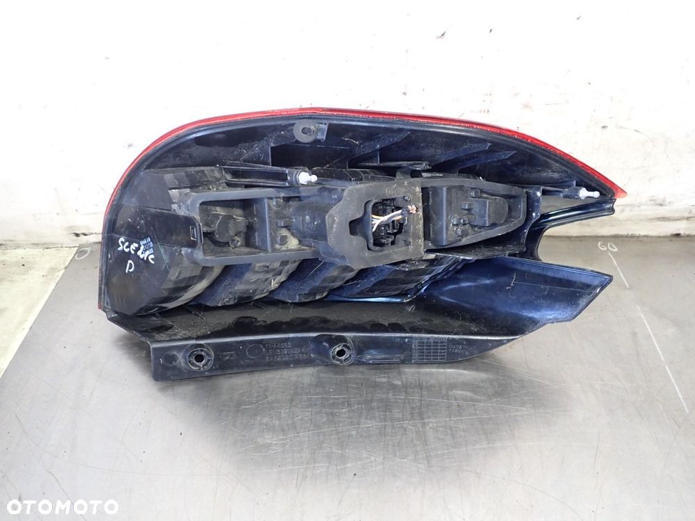 LAMPA PRAWA TYLNA RENAULT SCENIC II 1.6 - 5