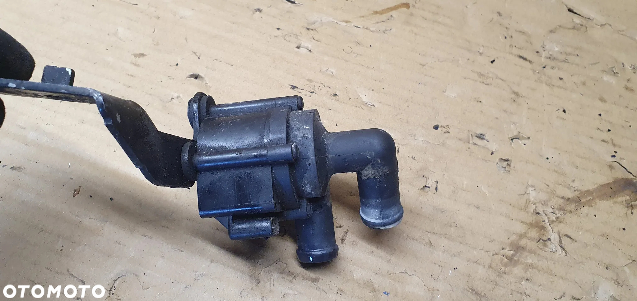 Dodatkowa pompka obiegu wody elektrozawór VW Golf VI 6 Plus 1.6 TDI 5N0965561 - 4