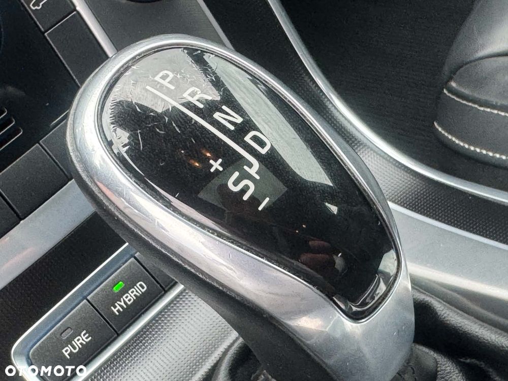 Volvo V60 D6 AWD Plug-in Hybrid R-Design Momentum - 34