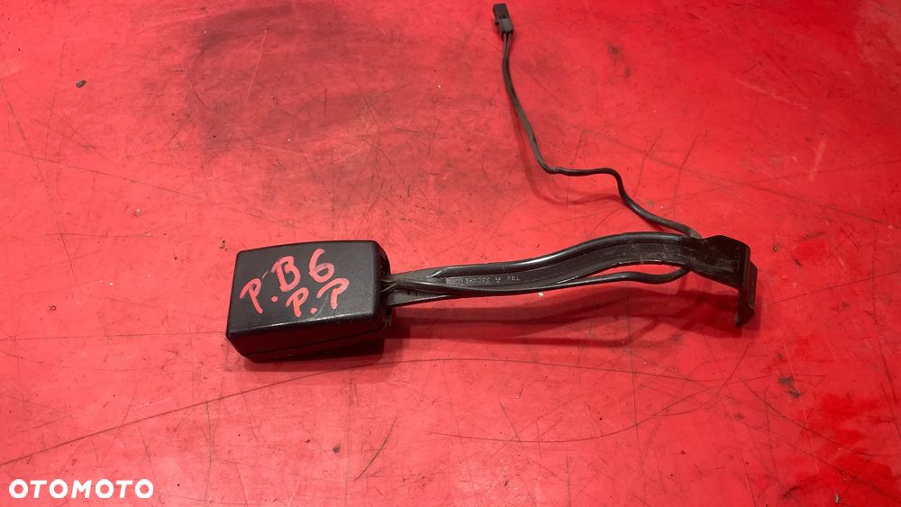 Volkswagen PASSAT B6 Prawa strona Klamra przedniego pasa bezpieczeństwa - 3