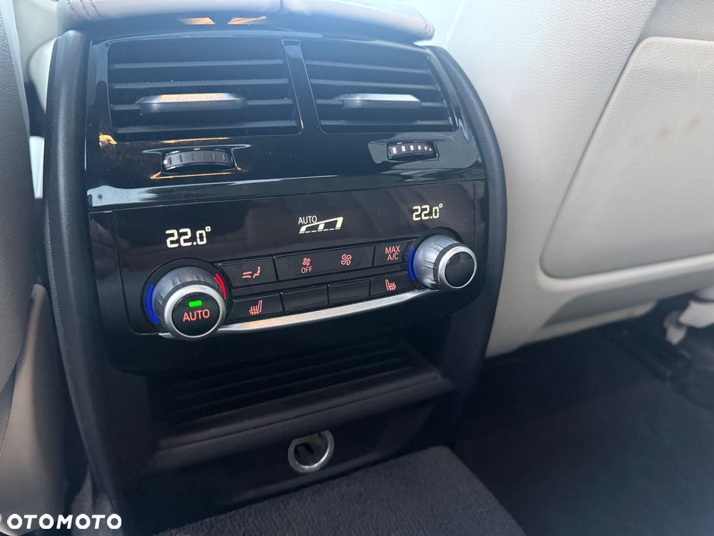 BMW Seria 5 M550i xDrive - 29