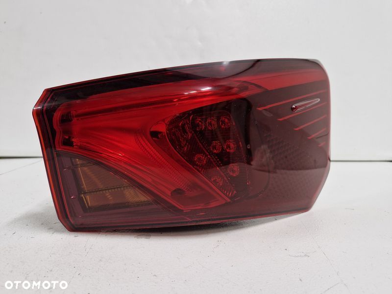 toyota avensis t27 lift t29 kombi lampa prawa tylna prawy tył w błotnik - 2