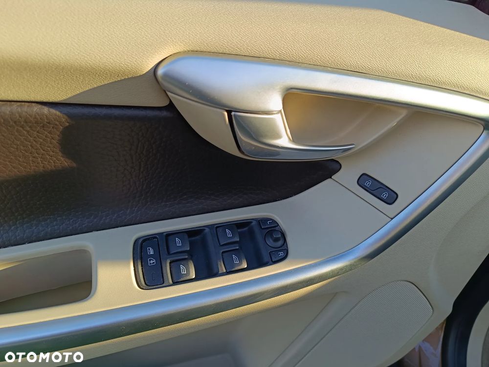 Volvo XC 60 D4 R-Design Momentum - 23