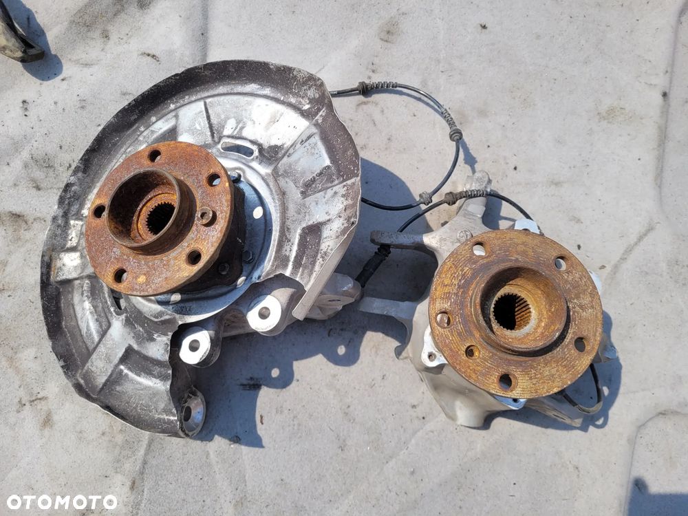 Zwrotnica piasta lewa prawa tył tylna ABS BMW F13 F12 4,0 D 6796146 6796145 - 1