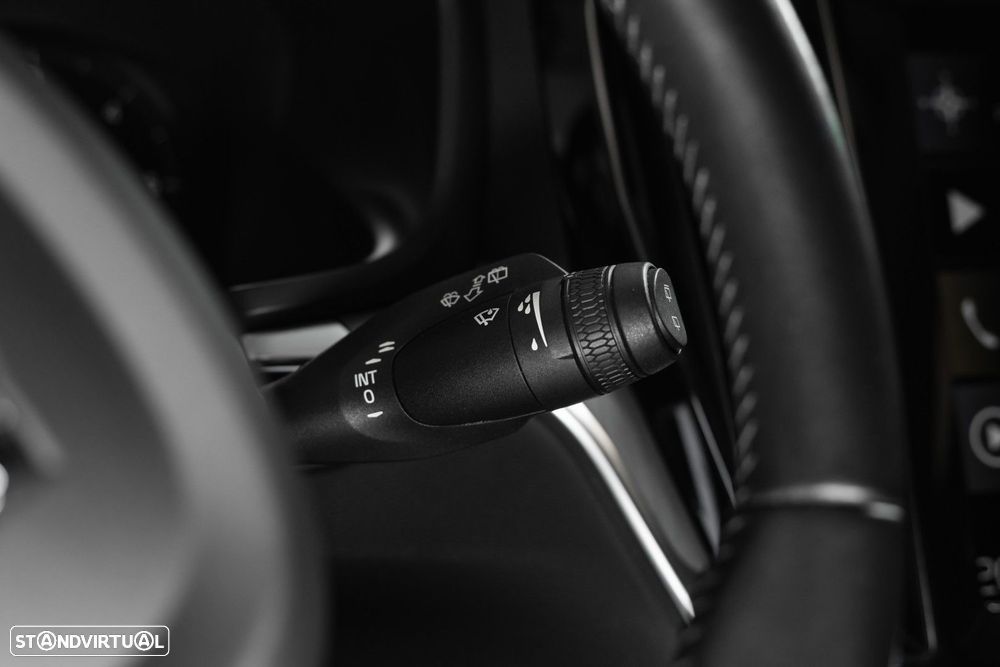 Volvo V60 2.0 B4 Momentum Geartronic - 32