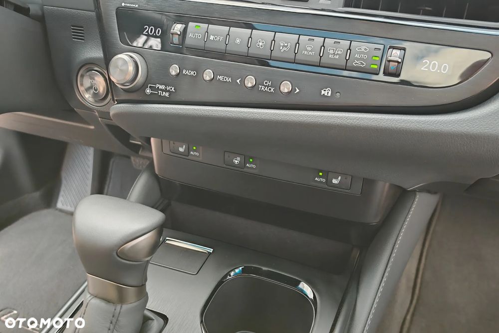 Lexus ES 300h Business Edition - 27