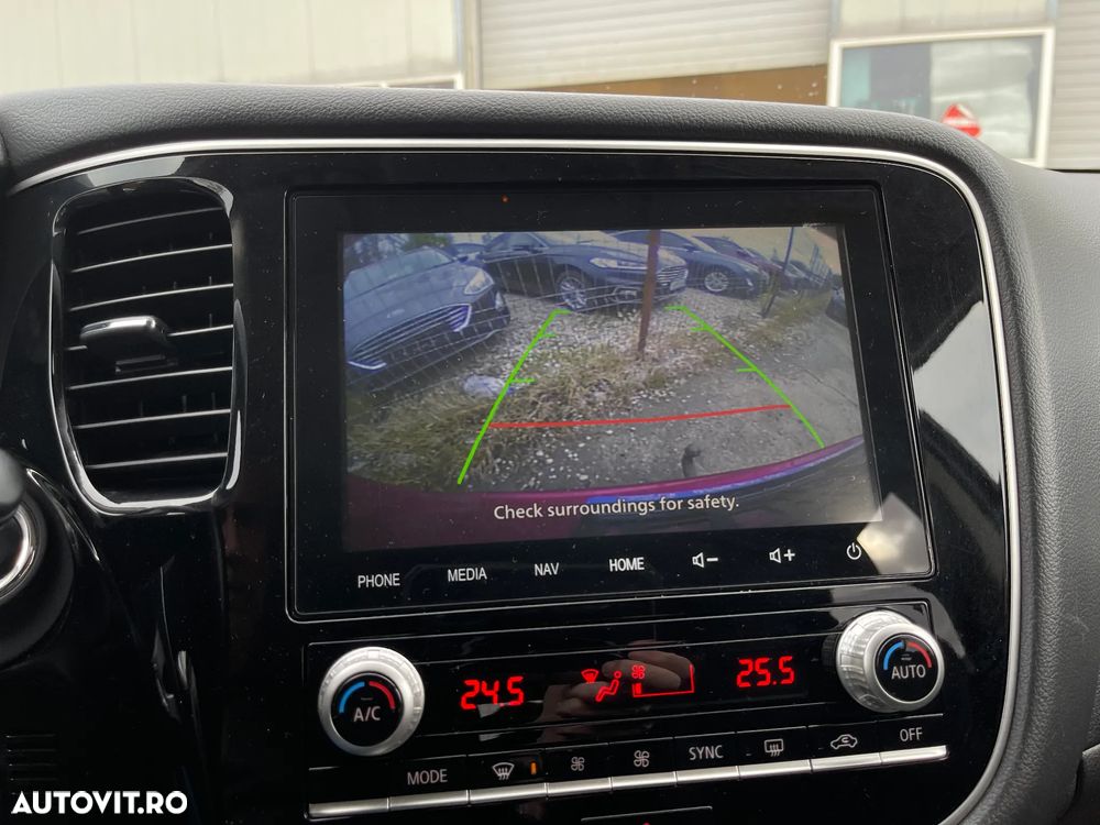 Mitsubishi Outlander 2.4 4WD Plug-In Hybrid - 13