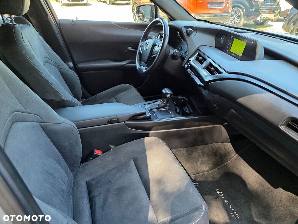 Lexus UX - 12