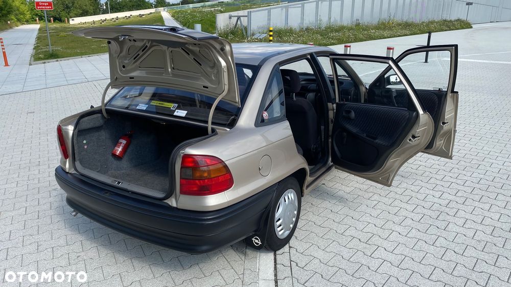 Opel Astra 1.4 GL - 14
