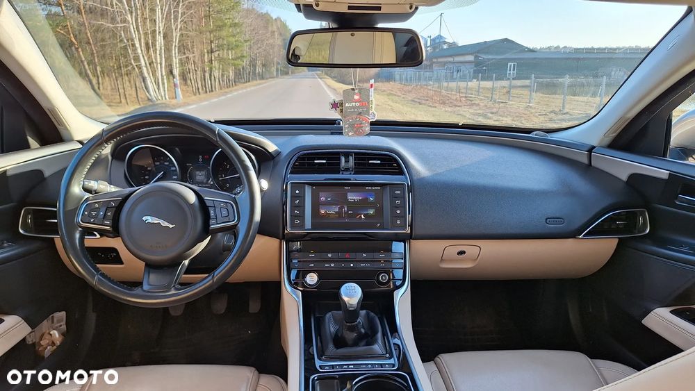 Jaguar XE 2.0 D Prestige - 9