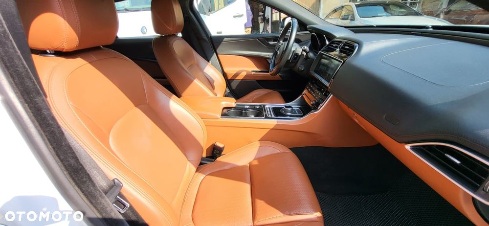 Jaguar XE 2.0 D Prestige - 18