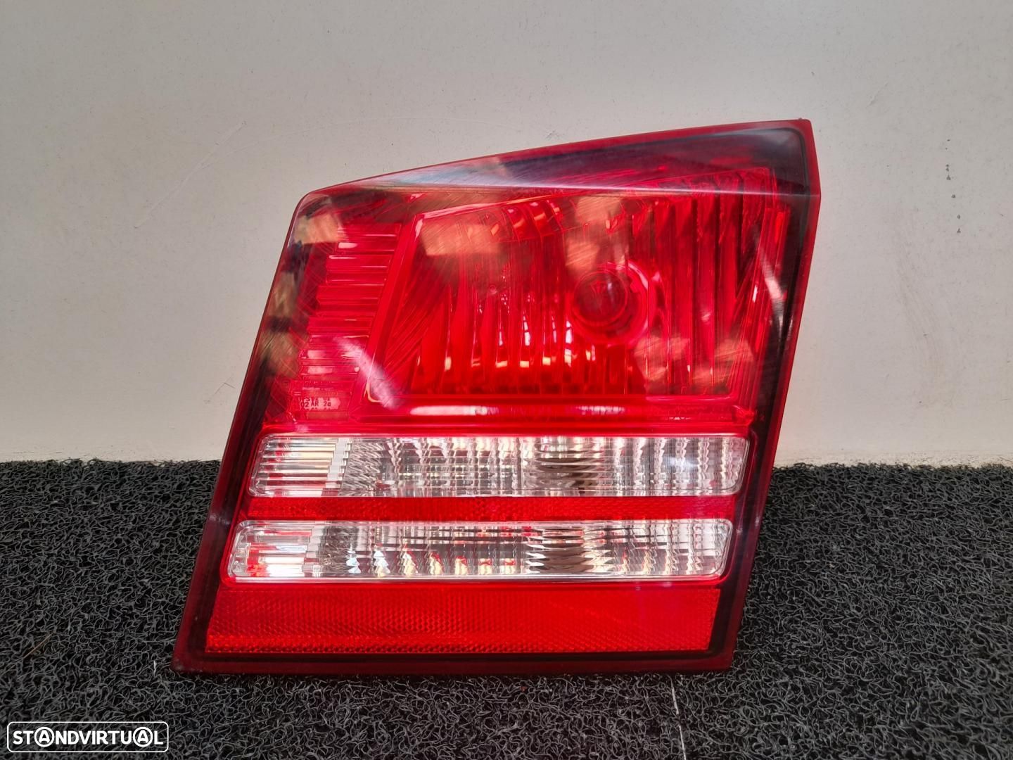 FAROLIM TRASEIRO DIREITO INTERIOR DODGE JOURNEY JC - 1