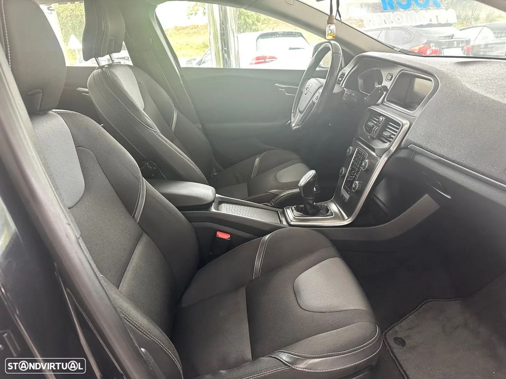 Volvo V40 Cross Country - 32