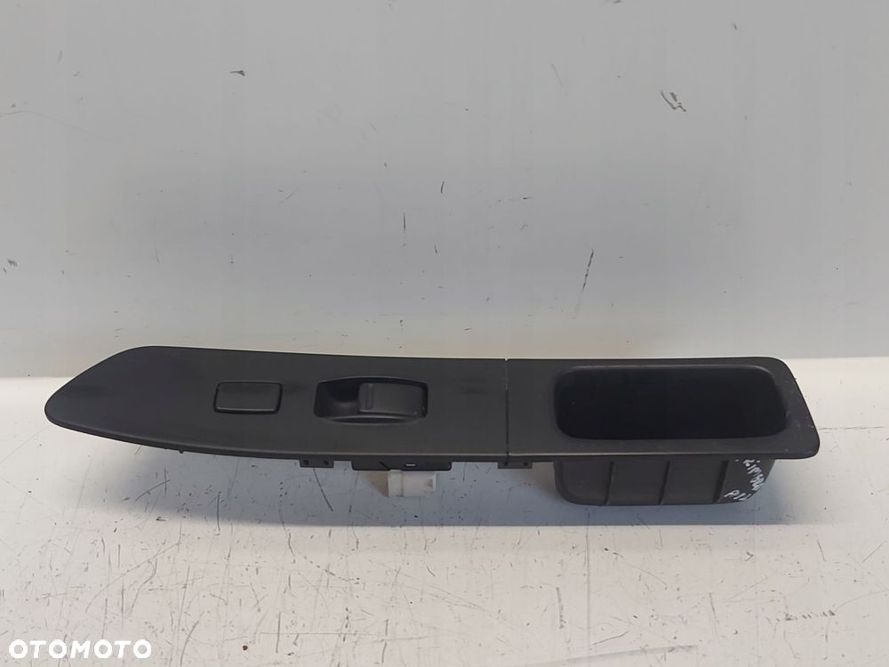 NISSAN PRIMERA P12 PRZEŁĄCZNIK SZYB PRAWY PANEL - 2
