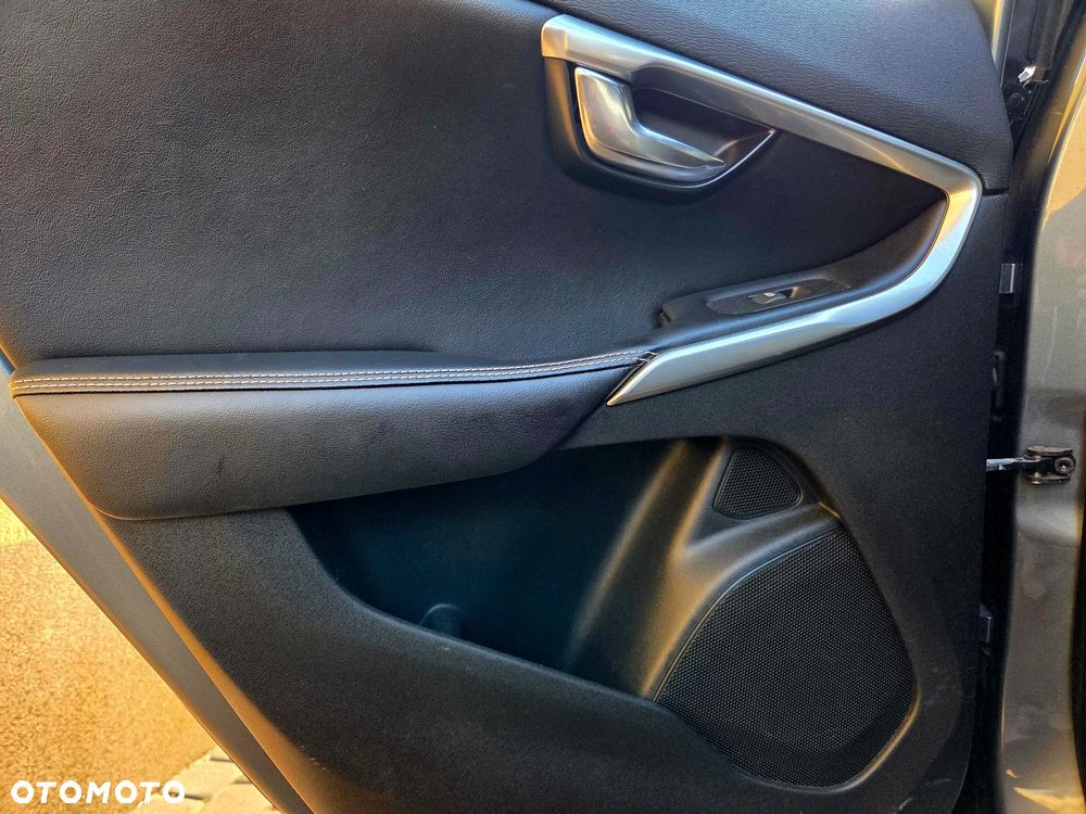 Volvo V40 D2 R Design - 11