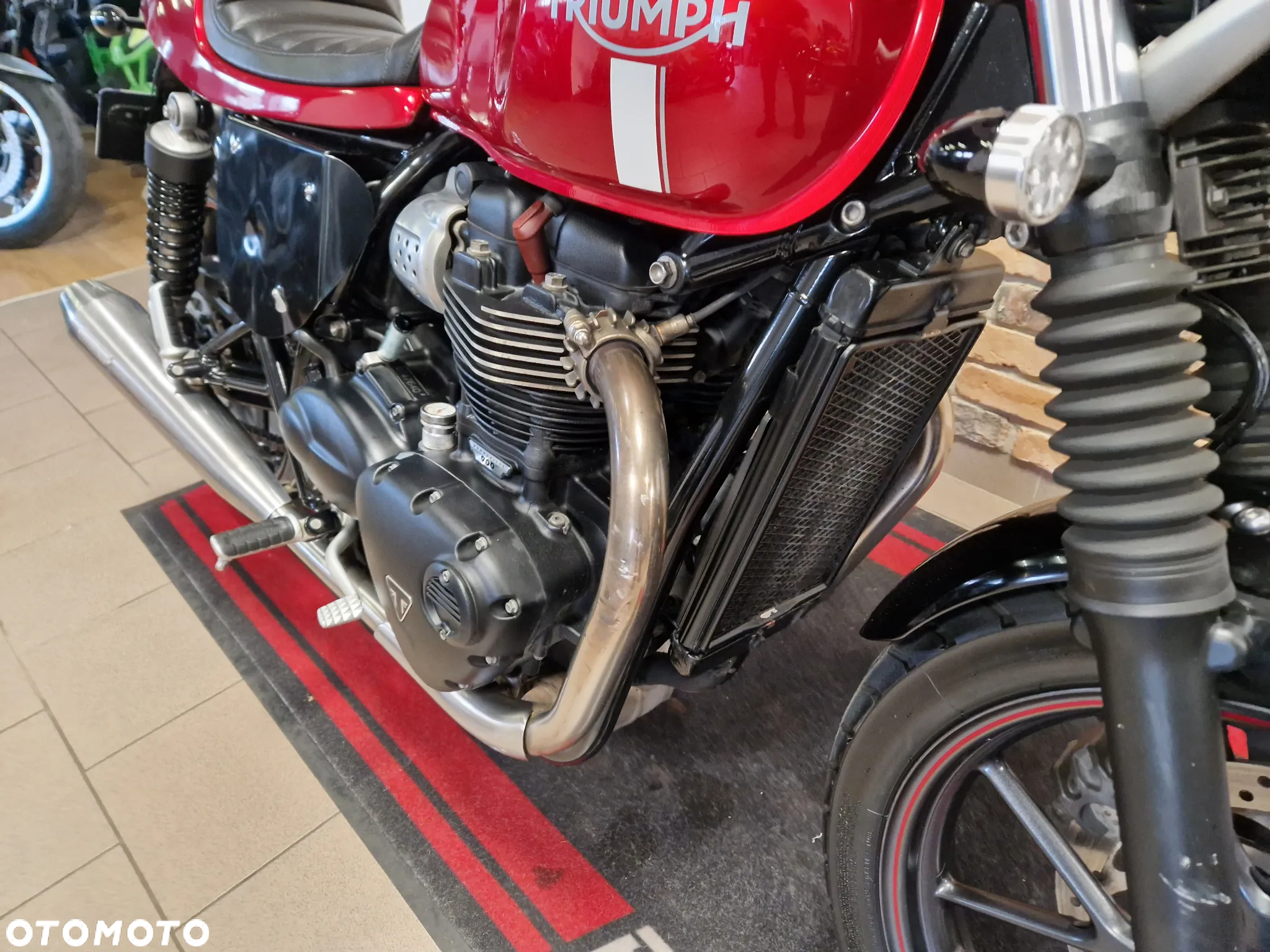 Triumph Street Twin - 32