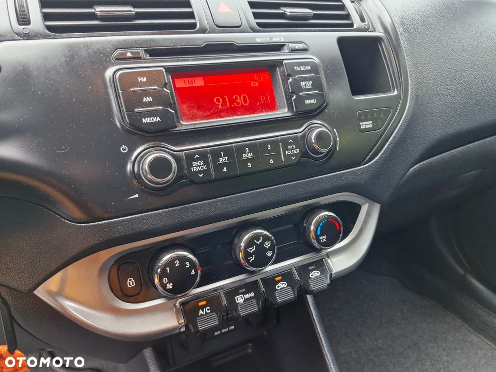Kia Rio 1.4 Fifa World Cup Edition - 15