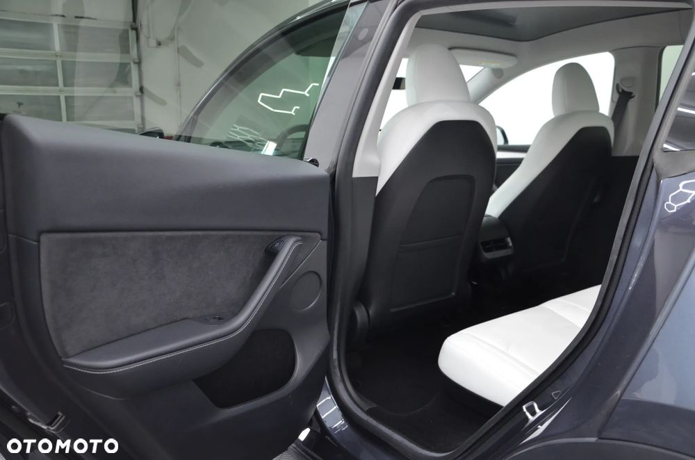 Tesla Model Y Long Range Dual Motor AWD - 11
